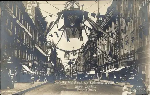 Ak Berlin Mitte, Friedrichstraße im Festschmuck zum Regierungsjubiläum Kaiser Wilhelm II