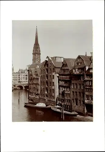 Foto Hamburg Mitte Altstadt, Alte Häuser am Wasser, Kirchturm