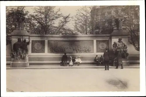 Foto Hamburg Mitte Altstadt, Personen vor einem Denkmal, Relief