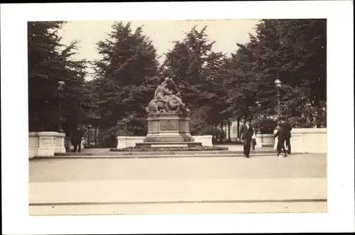 Foto Hamburg, Blick auf ein Denkmal, Plastik