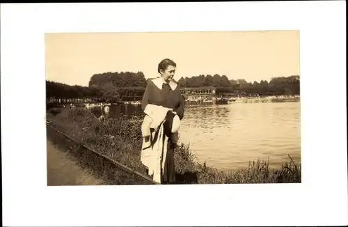 Foto Hamburg Nord Winterhude, Partie im Stadtpark, Frau am Ufer