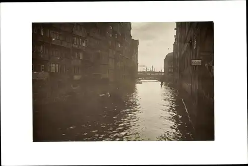 Foto Hamburg, Häuser am Wasser, Schild Kristall Eis