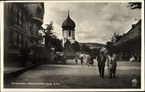 Ak Hinterzarten im Südschwarzwald, Hotel Adler, Kirche, Auto, Fahrradfahrer