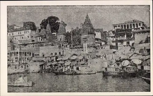 Ak Varanasi Benares Indien, Dashaswamedh Ghat, Uferpartie mit Schiffen und Gebäuden