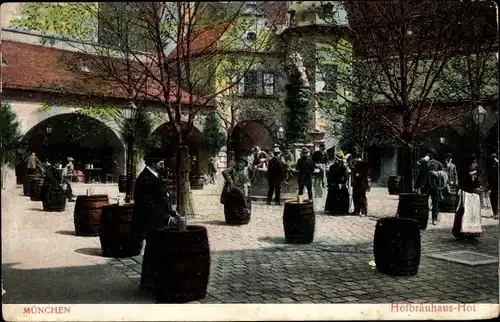 Ak München Bayern, Gäste im Innenhof des Hofbräuhauses, Fässer, Brunnen