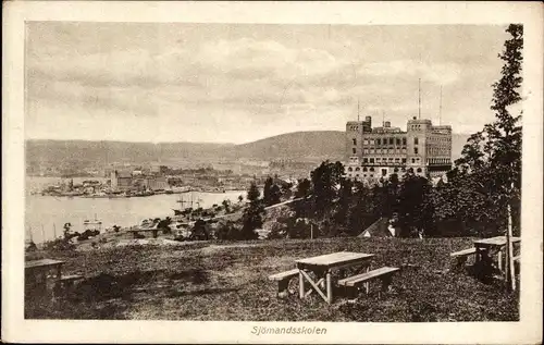 Ak Oslo Norwegen, Sjömandsskolen, Picknicktische, Stadtpanorama, Gebäude