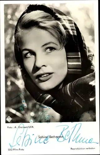 Ak Schauspielerin Sabine Bethmann, Portrait, Autogramm, Kopftuch