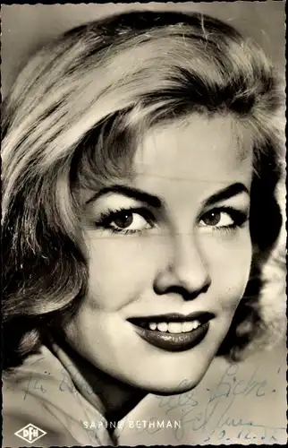 Ak Schauspielerin Sabine Bethmann, Portrait, Film Haie und kleine Fische