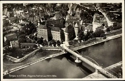 Ak Torgau an der Elbe Sachsen, Fliegeraufnahme aus 100 m Höhe, Schloss, Brücke