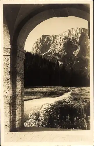 Ak Klais Krün Oberbayern, Blick von Schloss Elmau auf Berg