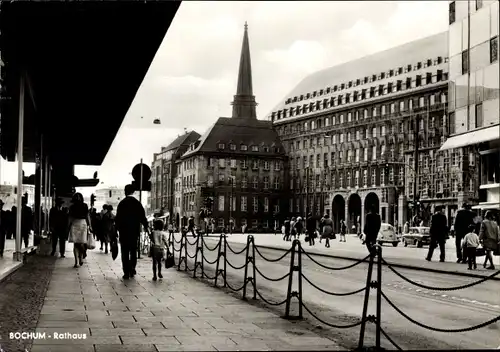 Ak Bochum im Ruhrgebiet, Rathaus, Straßenpartie, Passanten