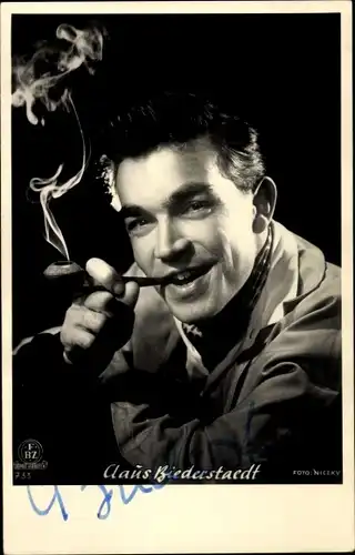 Ak Schauspieler Claus Biederstaedt, Portrait mit Tabakpfeife, Autogramm