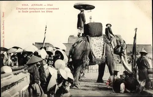 Ak Hue Annam Vietnam, Éléphant caparaconné contenant la foule pendant les fetes, Elefant