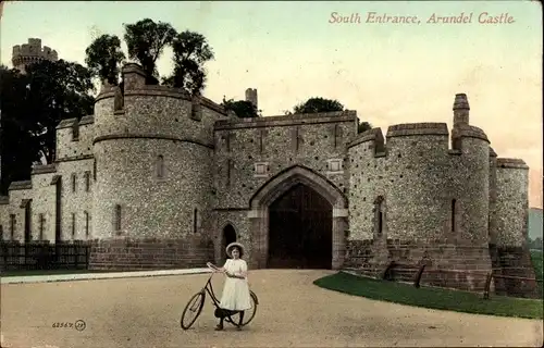 Ak Arundel West Sussex England, Arundel Castle, South Entrance, Mädchen mit Fahrrad