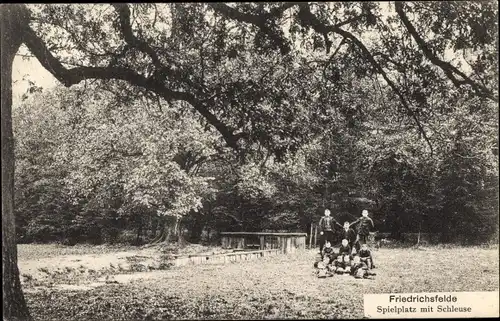 Ak Berlin Lichtenberg Friedrichsfelde, Spielplatz mit Schleuse