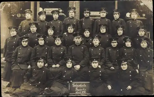 Foto Ak Berlin, Fahrschule Spreestraße Nov. 1916, Straßenbahn Fahrerinnen in Uniform, Gruppenbild