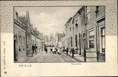 Passepartout Ak Brielle Südholland, Nieuwstraat, Passanten