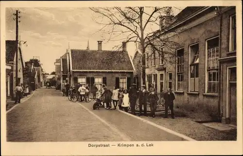 Ak Krimpen aan de Lek Südholland, Dorpstraat, Passanten