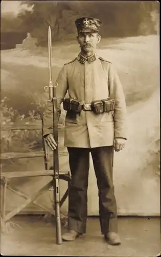 Foto Ak Deutscher Soldat in Uniform, Standportrait, Ausrüstung, Bajonett