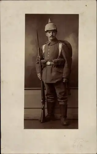 Foto Ak Deutscher Soldat in Uniform, Standportrait, Pickelhaube, Ausrüstung, Bajonett