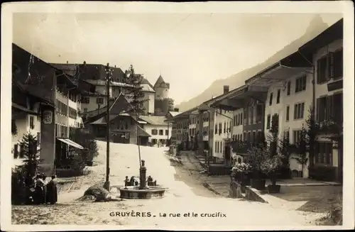 Ak Gruyères Kanton Freiburg Schweiz, La Rue et le crucifix