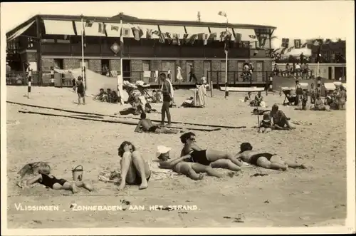 Ak Vlissingen Zeeland Niederlande, Zonnebaden aan het Strand