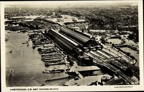 Ak Amsterdam Nordholland Niederlande, Centraal Station met Handelskade, Fliegeraufnahme