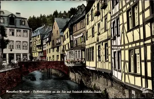 Ak Monschau Montjoie in der Eifel, Fachwerkhäuser an der Rur mit Friedrich-Wilhelm-Brücke