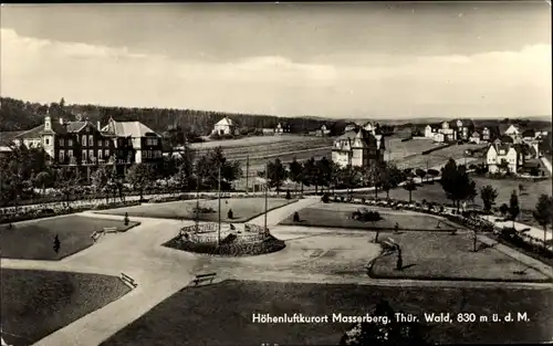 Ak Masserberg in Thüringen, Teilansicht, Grünanlage, Sitzbänke