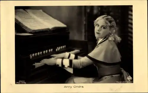 Ak Schauspielerin Anny Ondra, Portrait am Klavier, Ross 6740/1, UfA