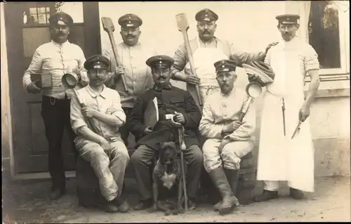 Foto Ak Deutsche Soldaten in Uniformen, Kaiserzeit, Köche, Kochlöffel