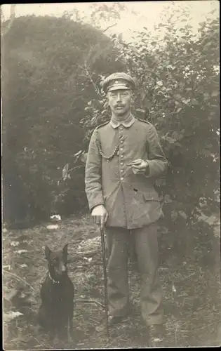 Foto Ak Deutscher Soldat in Uniform, Portrait mit Hund, Kaiserzeit