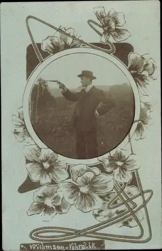 Passepartout Ak Mann mit Pistole, Blumen