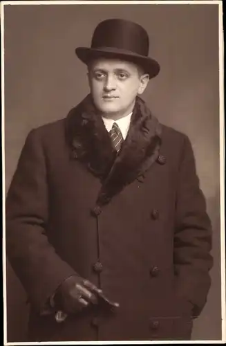 Foto Ak Mann im Mantel, Portrait, Hut, Handschuhe