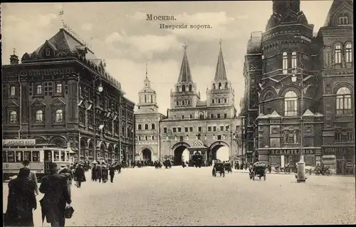 Ak Moskau Russland, Straßenbahn passiert den Platz, Porte Iverskaya