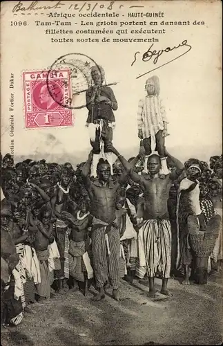 Ak Haute Guinee Guinea, Tam Tam, les griots portent en dansant des fillettes costumees