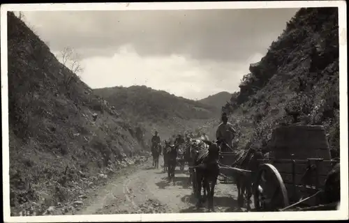 Foto Ak Marokko, Landschaft mit Fuhrwerken, Esel, Maghreb