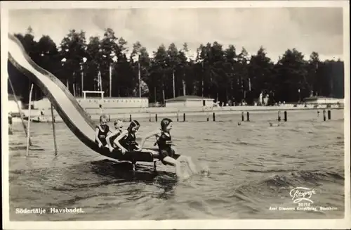 Ak Södertälje Schweden, Havsbadet, Kinder auf Wasserrutsche
