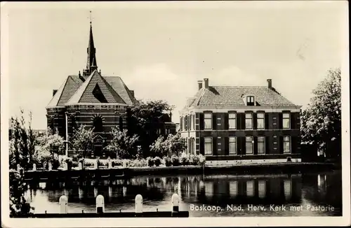 Ak Boskoop Alphen aan den Rijn Südholland Niederlande, Ned. Herv. Kerk met Pastorie