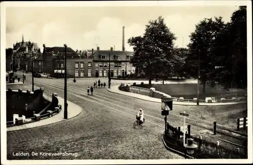 Ak Leiden Südholland Niederlande, de Korevaarsbrug, Radfahrer