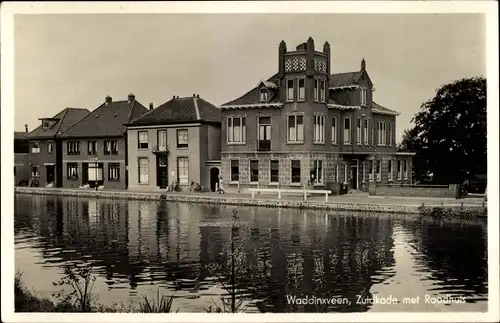 Ak Waddinxveen Südholland, Zuidkade met Raadhuis, Blick über das Wasser