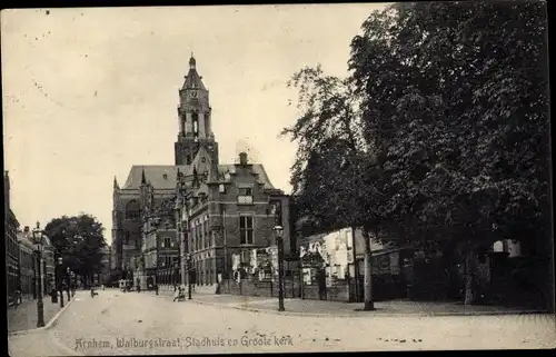 Ak Arnhem Gelderland Niederlande, Walburgstraat, Stadhuis en Groote kerk