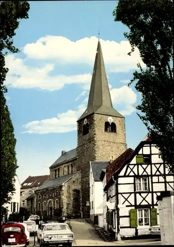 Ak Hilden im Rheinland, evangelische Kirche, Straßenpartie