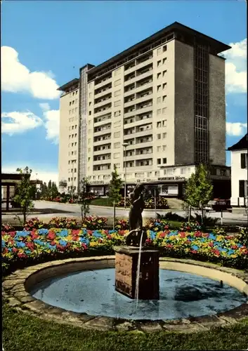 Ak Monheim am Rhein, Straßenpartie mit Springbrunnen, Hochhaus