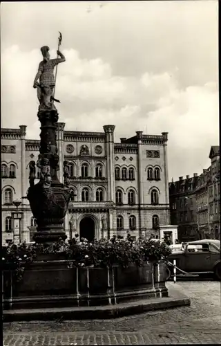 Ak Zittau in Sachsen, Rathaus am Marsbrunnen am Platz der Jugend