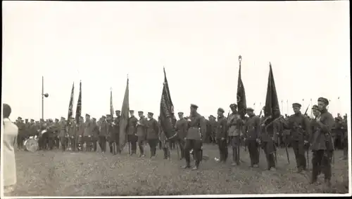 Foto Ak Russland, Soldaten, Fahnen