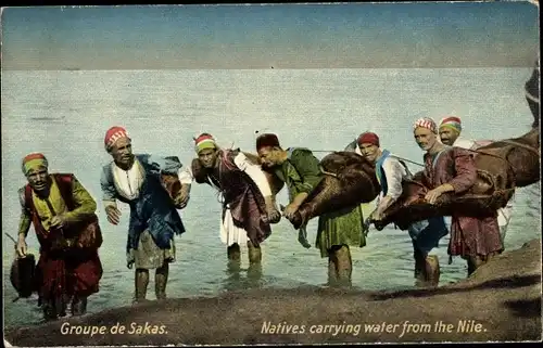 Ak Groupe de Sakas, Natives carrying water from the Nile, Wasserträger