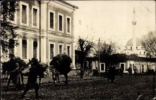 Foto Ak Serbien, Pferde mit Heu beladen, Moschée im Hintergrund