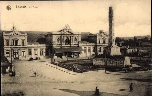 Ak Louvain Leuven Flämisch Brabant, La Gare, Het Station, der Bahnhof, Vorplatz, Denkmal