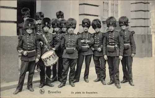 Ak Bruxelles Brüssel, Un poste de Grenadiers, Belgische Soldaten, Trommler